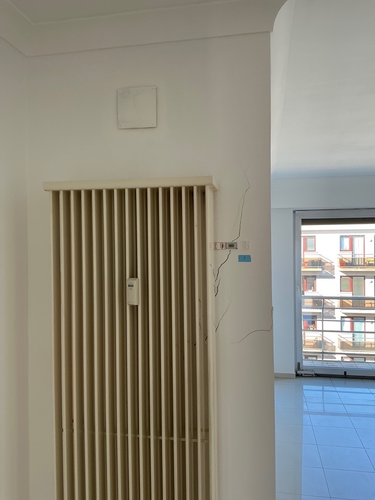 Ernstige scheurvorming in de wand van een appartement